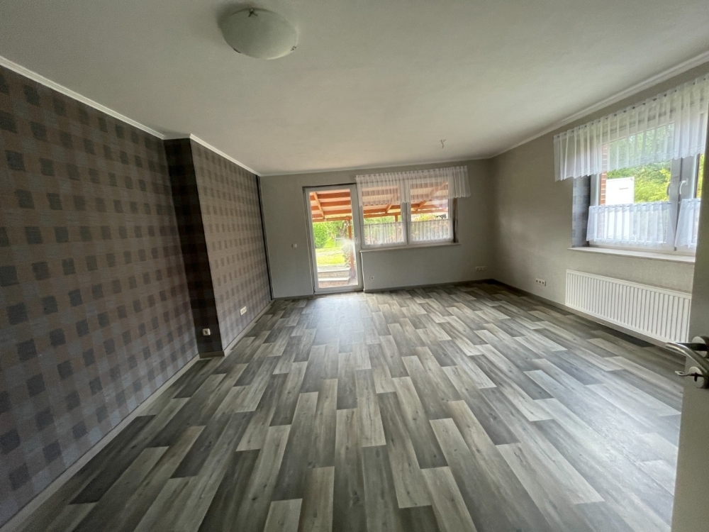 Schön geschnittene Wohnung mit Garten und überdachter Terrasse - Foto 1