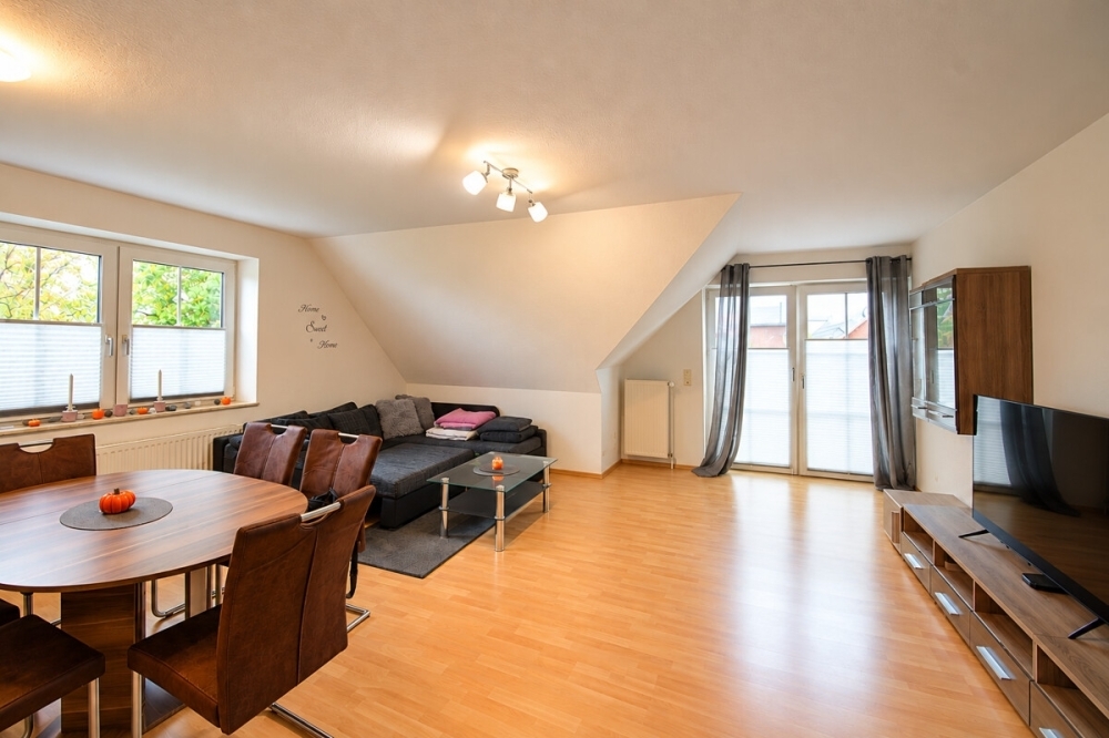 6796 - Helle, ruhig gelegene 2-Zimmer-Dachgeschosswohnung mit Balkon im Ortszentrum! - Foto 1