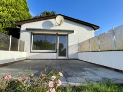 Südterrasse mit Gartenausgang vom Wohnzimmer