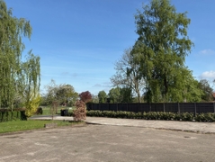 Parkfläche zur Straßenseite