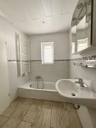 Vollbad mit Dusche und Wanne