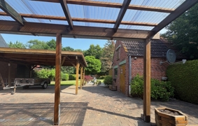 Blick von der Terrasse in den gepflegten Garten