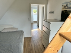 Gästezimmer mit Treppe zum ausgebauten Spitzboden