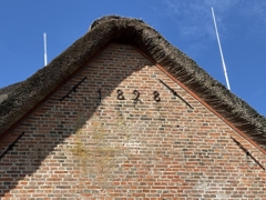 Jahreszahl im Giebel