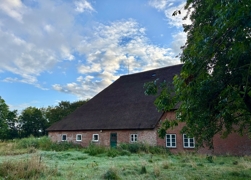 Westseite mit Klönschnacktür