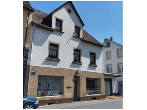 Straßenansicht Links