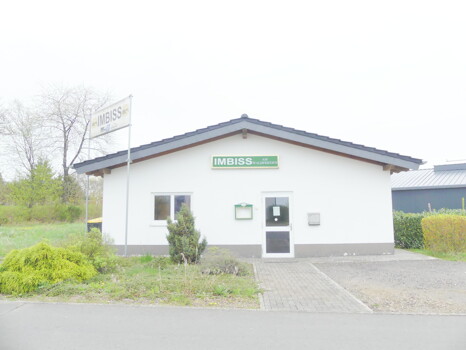 Außenansicht mit Stellplätzen