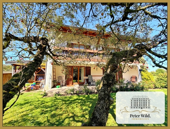 Gartenseite mit Terrasse und Obstbaum