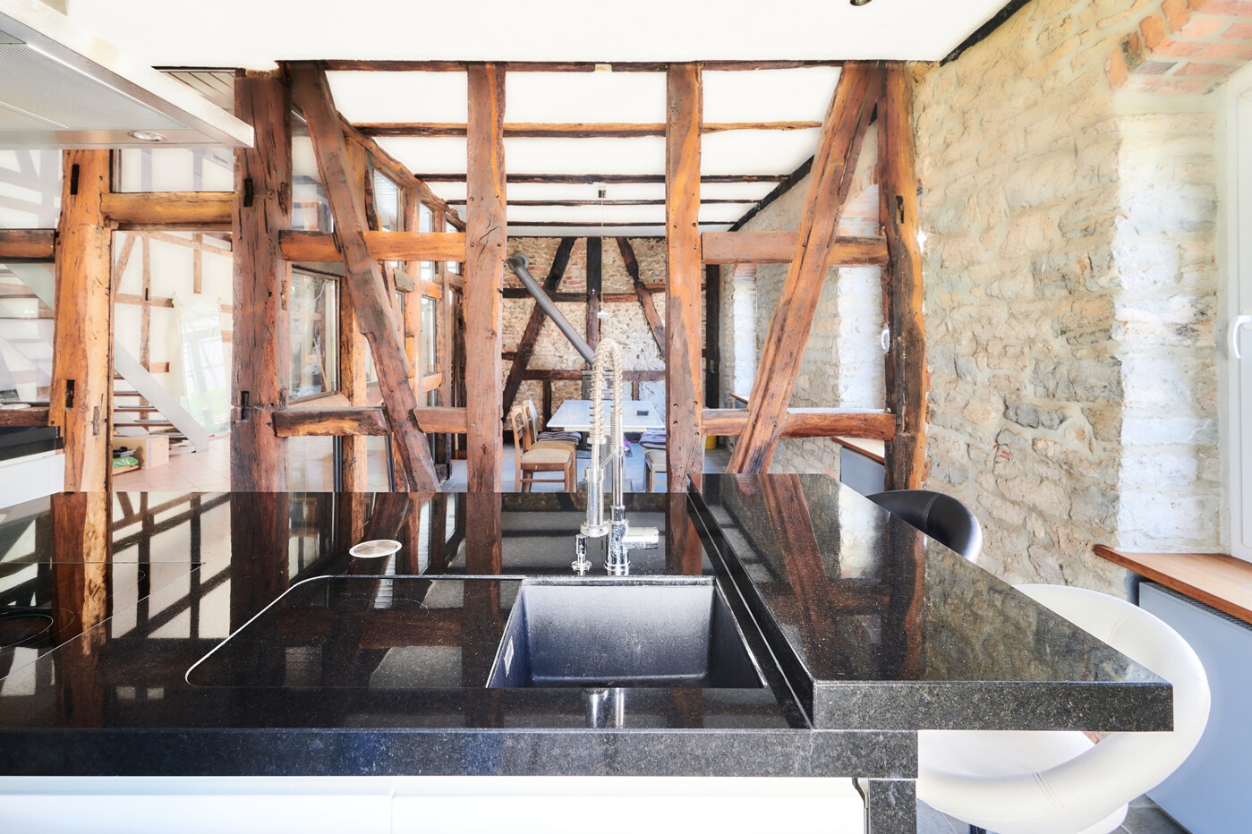 Die bereits fertig gestellte Küche mit Blick in das Esszimmer