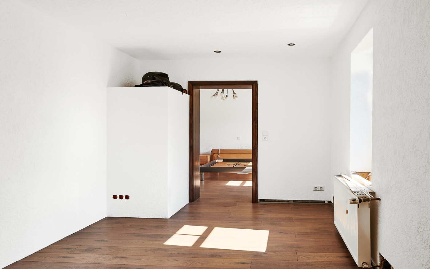 Der Blick von der Ankleide in das Schlafzimmer EG