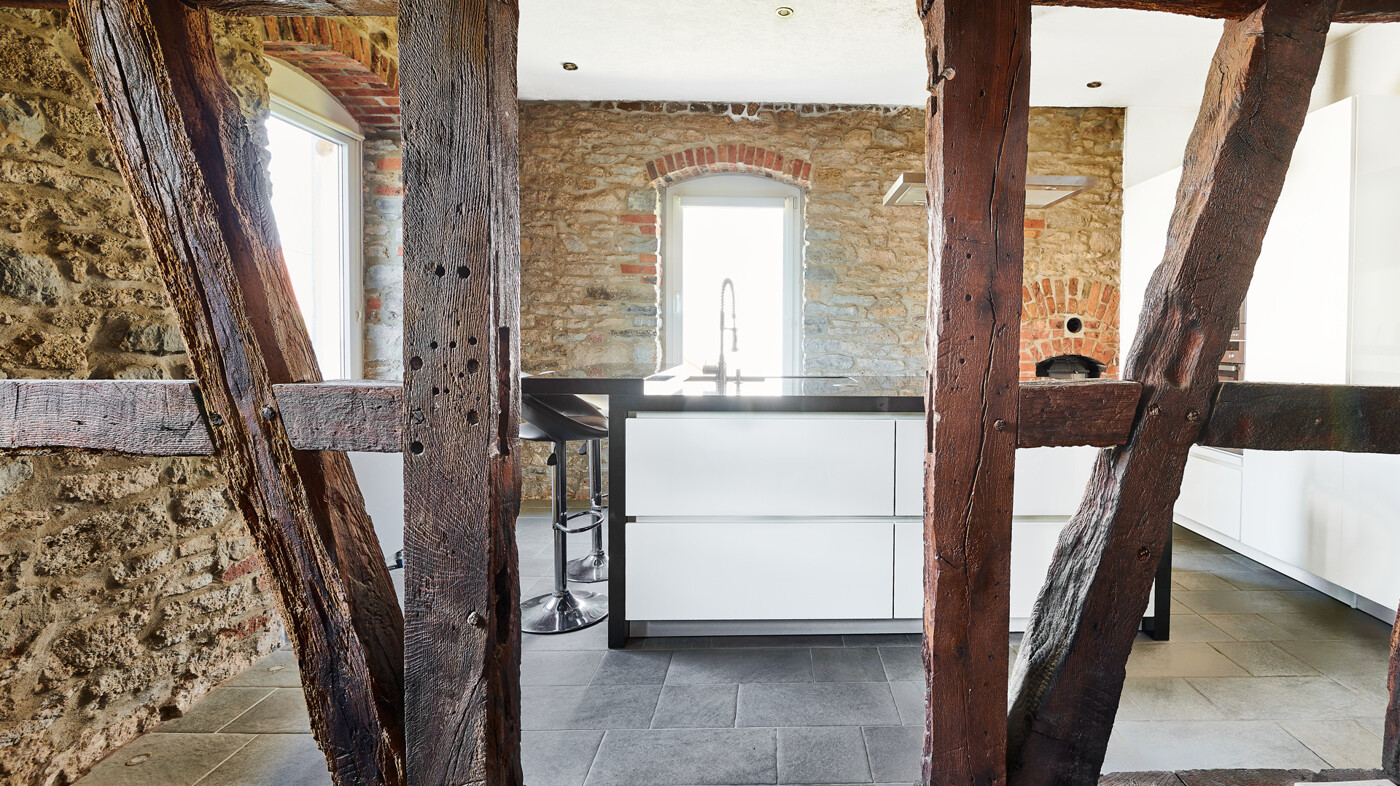 In der Küche trifft das Fachwerk auf die moderne Küche