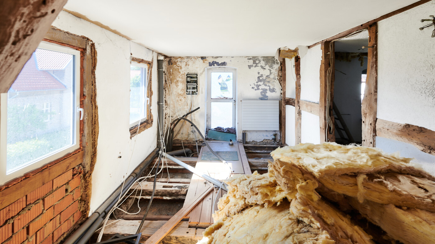 Schlafraum mit Zugang zum Balkon