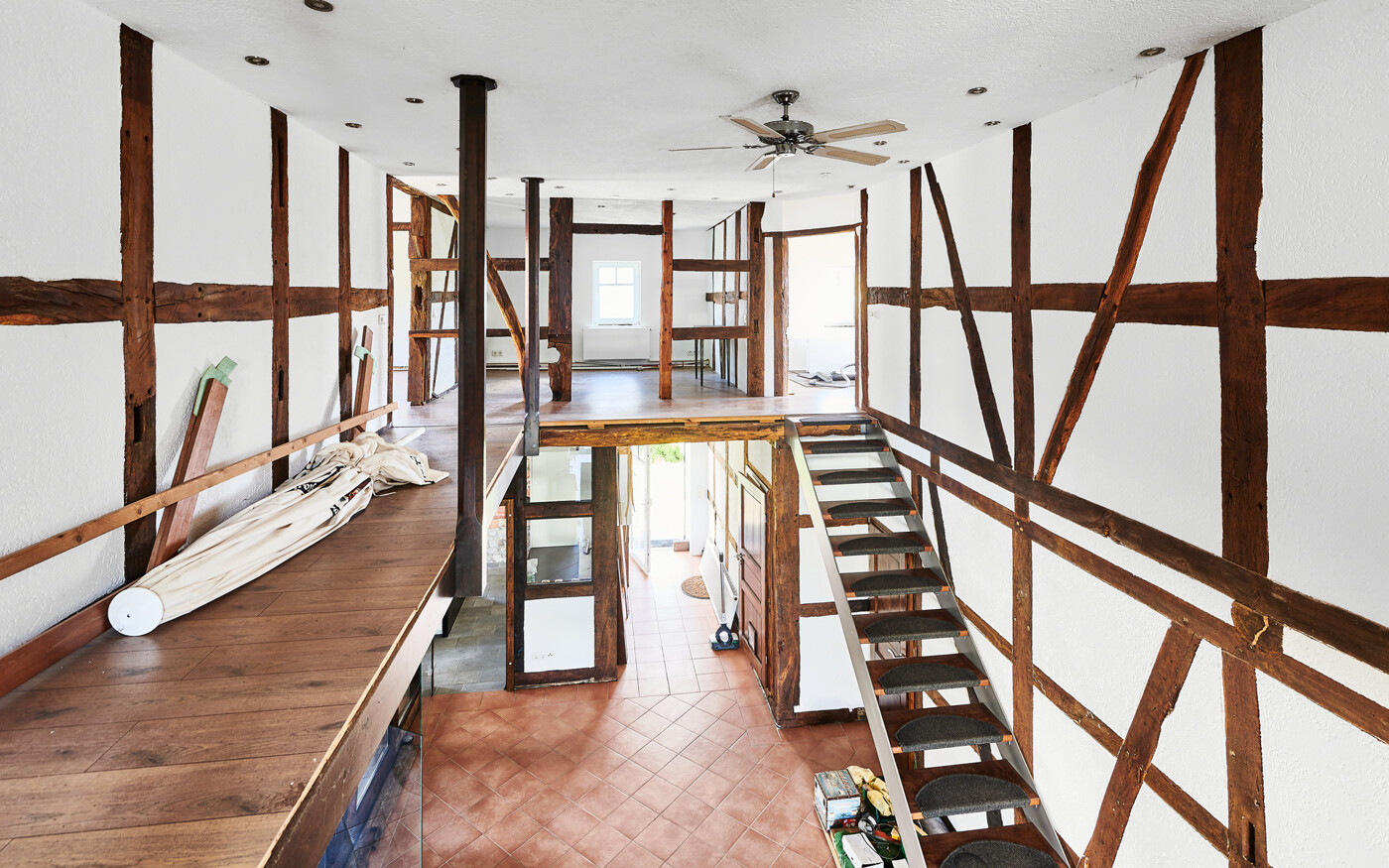 Der Treppenaufgang mit Sicht in das EG