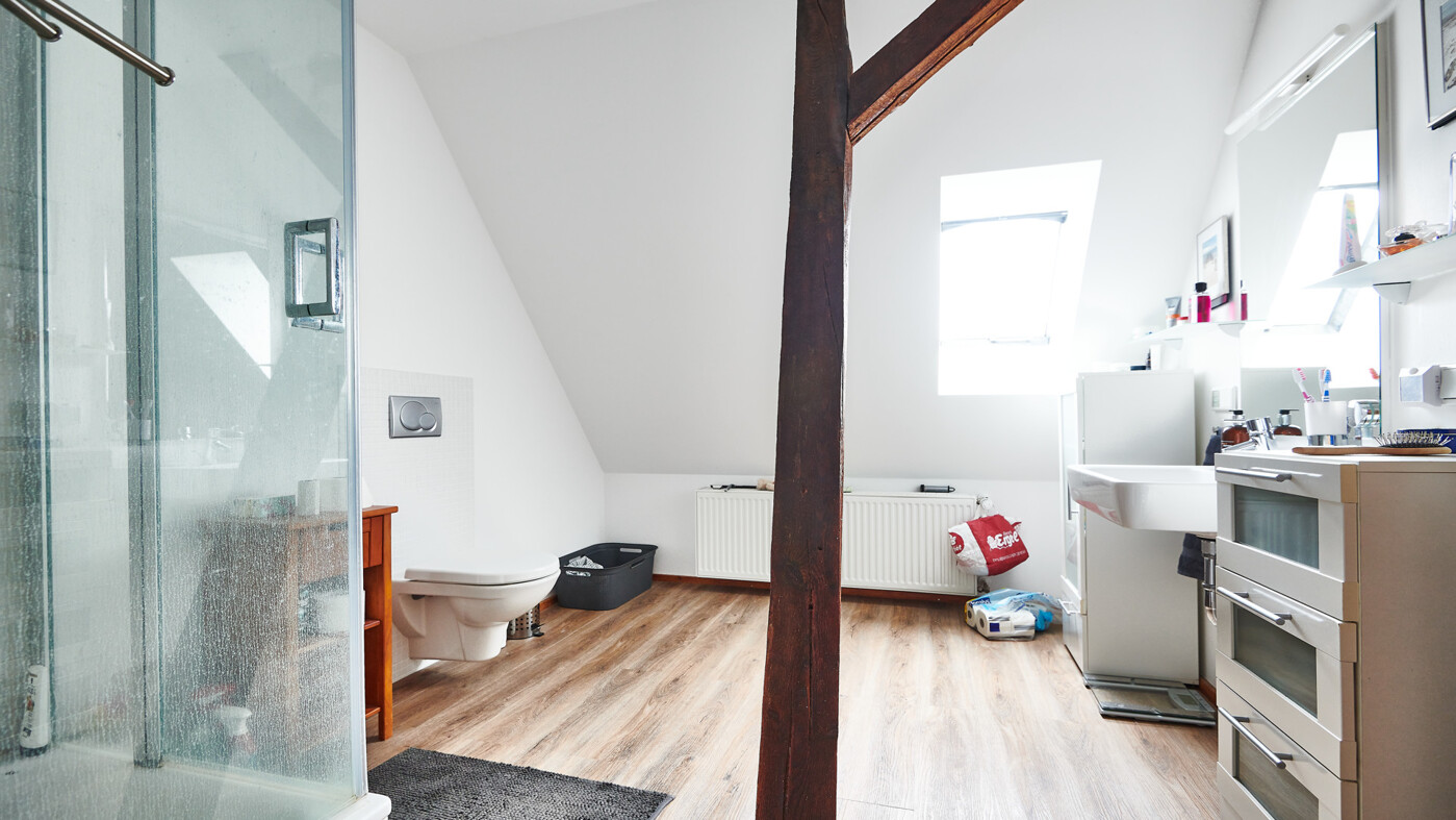 Das Badezimmer im DG