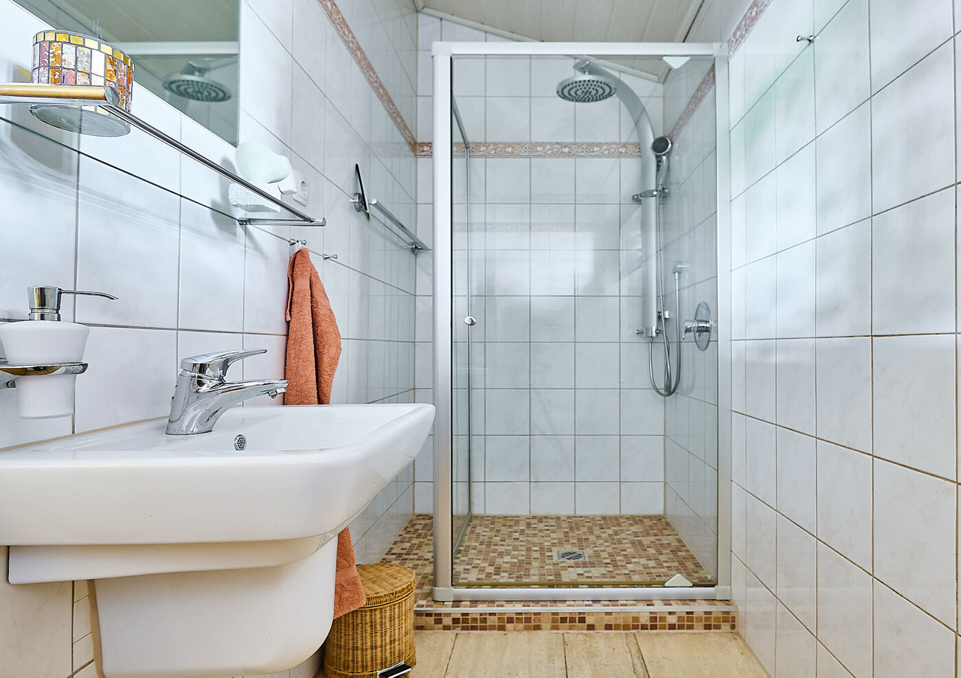 Gäste-WC mit Dusche