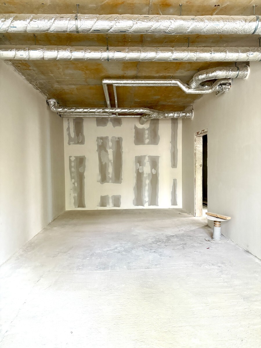 Decke mit offener Installation