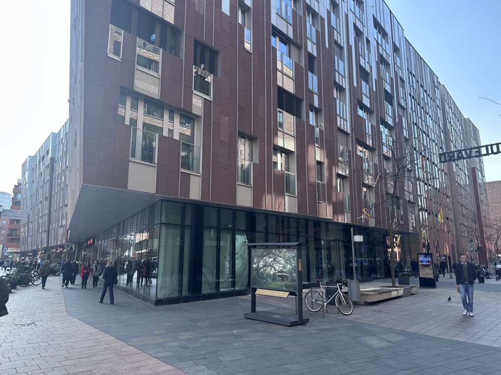 Eckladenfläche am Überseeboulevard mit großen Schaufenstern, 20457 Hamburg