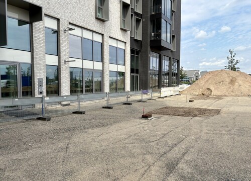 Außenansicht mit Parkmöglichkeiten