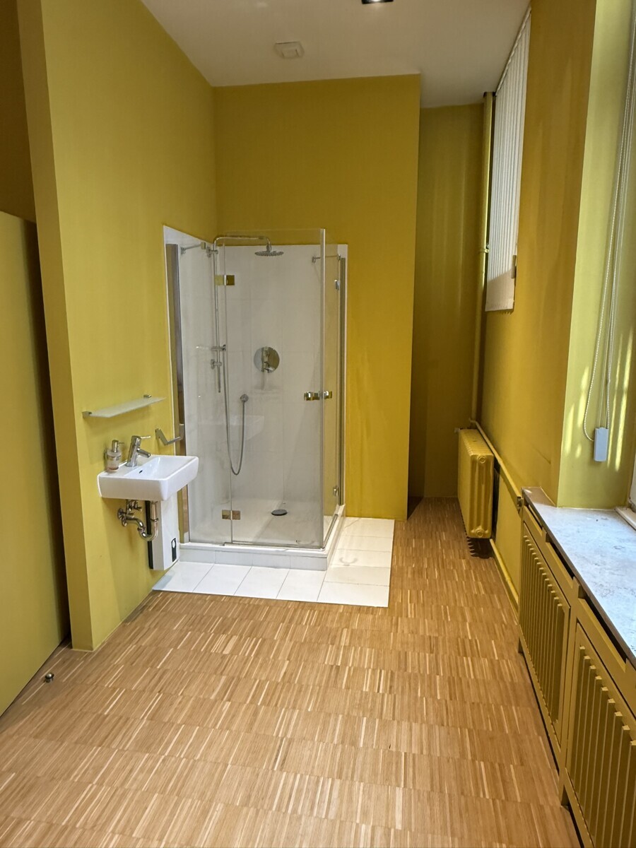 Pausenraum mit Dusche