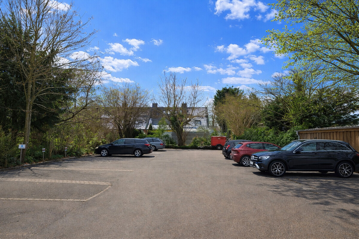 Parkplatz (KI-bearbeitet)