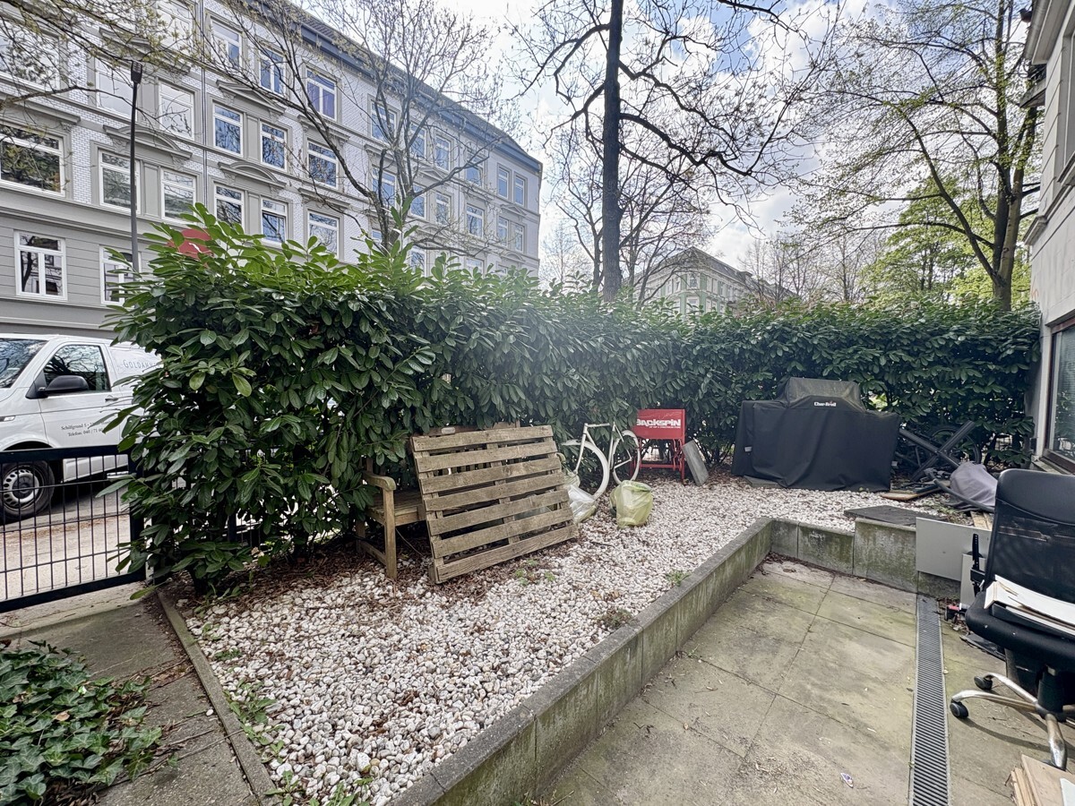 Terrasse mit Gartenfl&auml;che