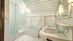 Bad mit Wanne Dusche, Doppelwaschtisch Bidet OG