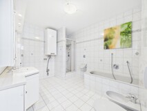 Bad mit Wanne, Dusche, Bidet, Pissoir und WC 1. OG
