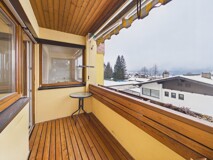 schöne Loggia mit Aussicht in die Berge