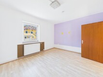 HELLE 2-ZIMMER-WOHNUNG MIT CARPORT IN GUTER LAGE (Brückl)