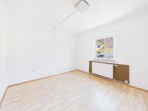 HELLE 2-ZIMMER-WOHNUNG MIT CARPORT IN GUTER LAGE (Brückl)