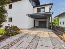 Stilvolles Zweifamilienhaus auf großzügigem Grundstück in begehrter Wohnlage von Feldkirchen – Wohnen mit Zukunftspotenzial