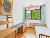 Stilvolles Zweifamilienhaus auf großzügigem Grundstück in begehrter Wohnlage von Feldkirchen – Wohnen mit Zukunftspotenzial