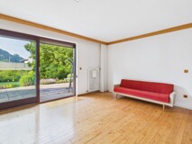 Stilvolles Zweifamilienhaus auf großzügigem Grundstück in begehrter Wohnlage von Feldkirchen – Wohnen mit Zukunftspotenzial