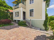 Charmantes Wohnhaus mit 2 Wohnebenen, Wintergarten und großzügigem Garten in zentraler Wohnlage von St. Veit