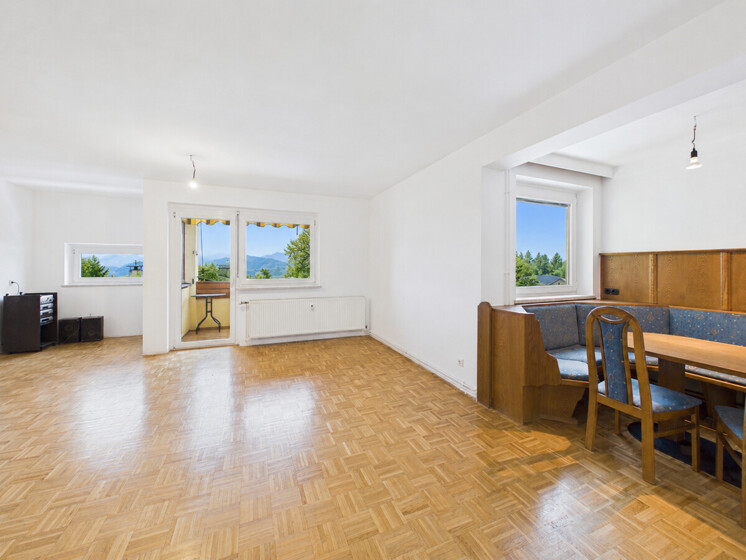 Wohn- Essbereich mit Zugang zur Loggia
