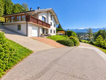 Wohnen über den Dingen – Traumhaus am Techelsberg mit Panoramablick auf Pyramidenkogel & Karawanken