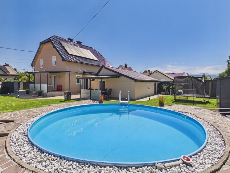 EINZIEHEN UND WOHLFÜHLEN – kernsaniertes Einfamilienhaus mit Poolanlage, Wärmepumpe + Photovoltaik