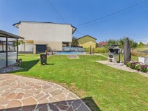 EINZIEHEN UND WOHLFÜHLEN – kernsaniertes Einfamilienhaus mit Poolanlage, Wärmepumpe + Photovoltaik