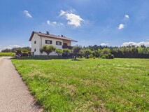 Großzügiges Zweifamilienhaus mit über 3.200 m² Grund – vielseitiges Entwicklungs & Nutzungspotenzial