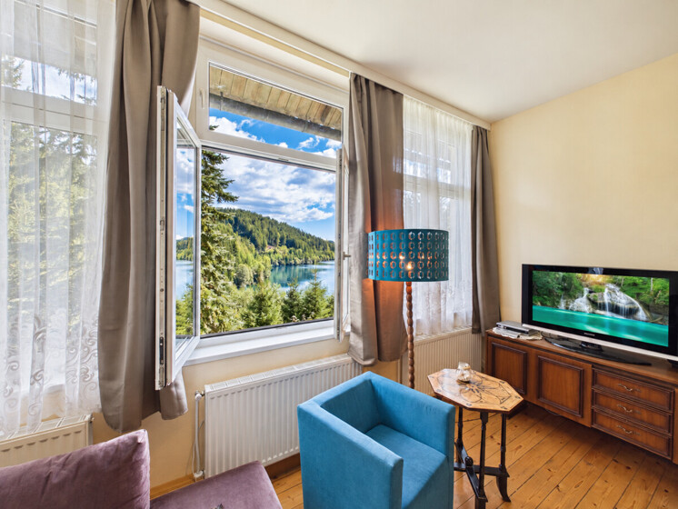 Naturidyll mit Seeblick – ehemalige Schule am Soboth-Stausee in Alleinlage mit viel Ruhe & Raum
