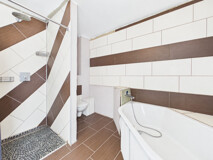 Bad mit Dusche und Wanne