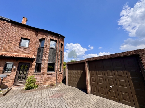 Hausansicht mit Garage und Freistellparkplatz