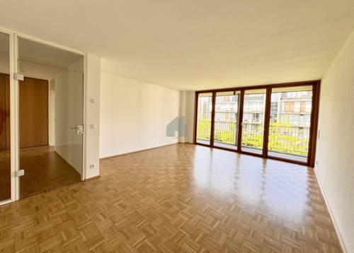 Wohnzimmer mit Zugang zum Balkon