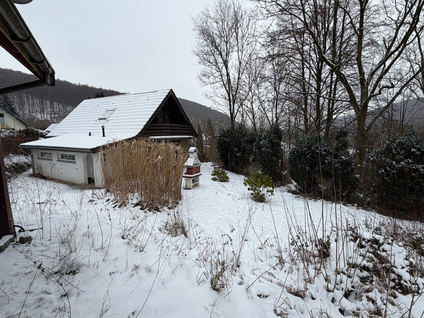 Hausansicht mit Garten