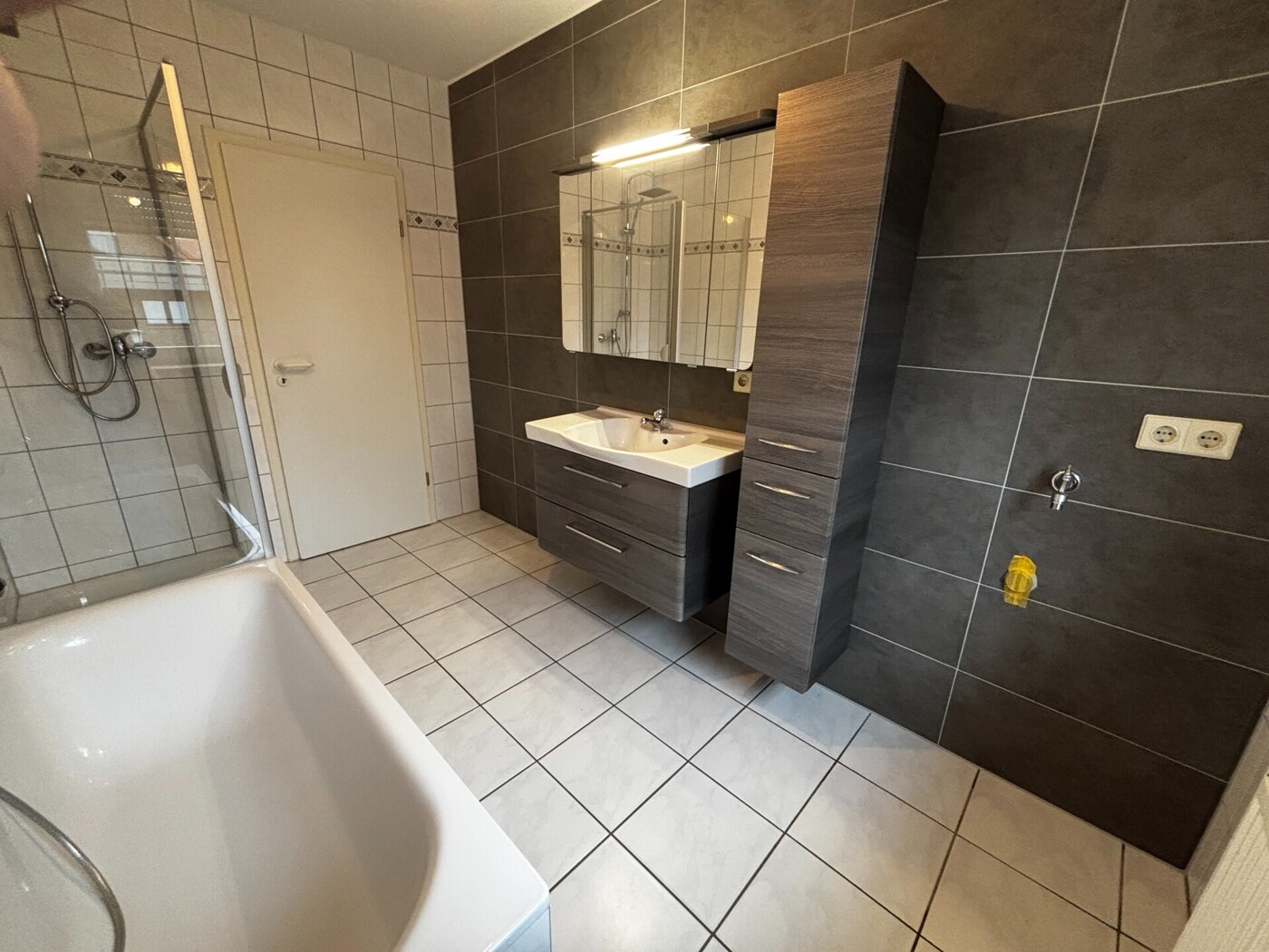Badezimmer 1.OG rechts WHG 4 (2)