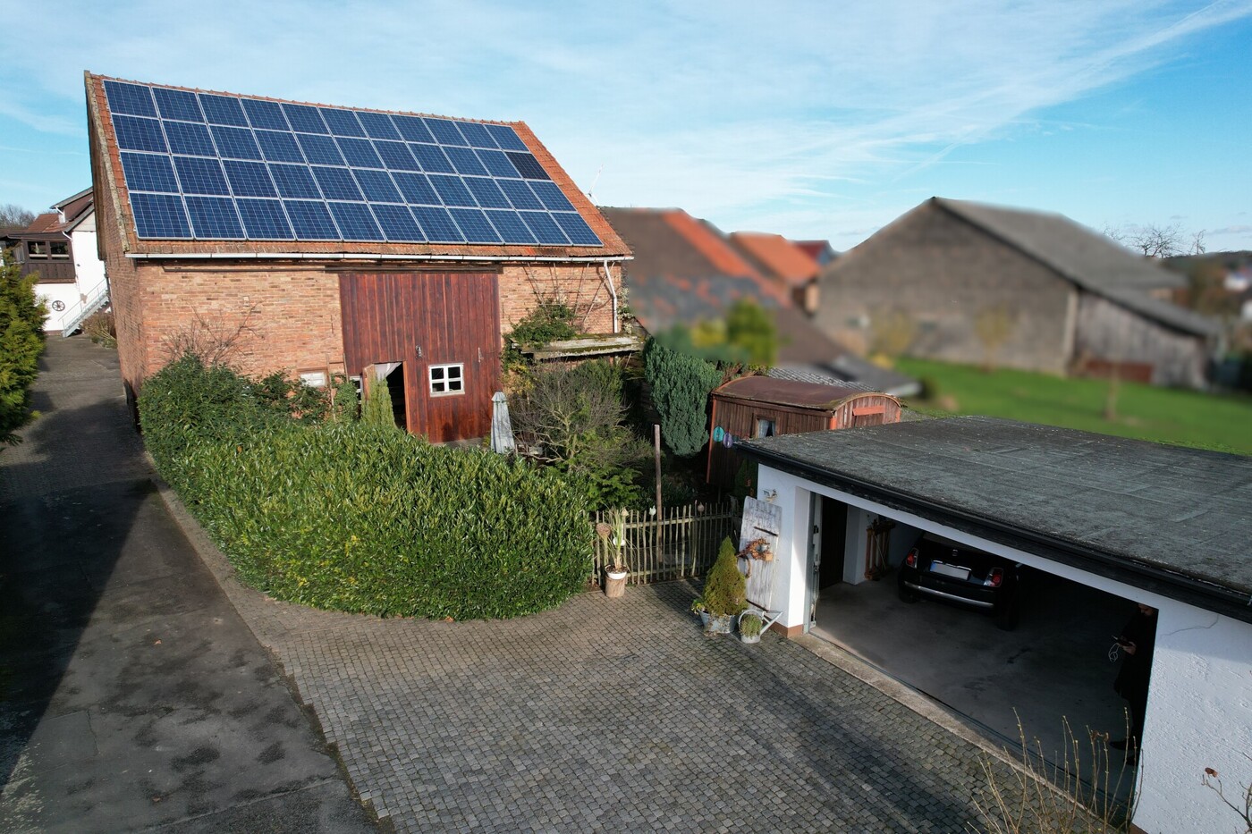 Stall mit der Doppelgarage