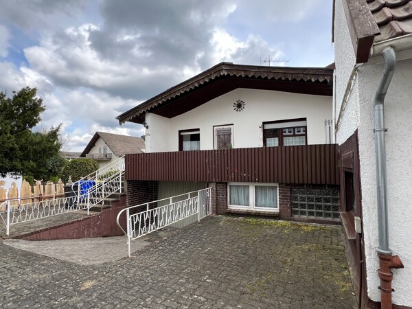 Hausansicht mit Gargeneinfahrt