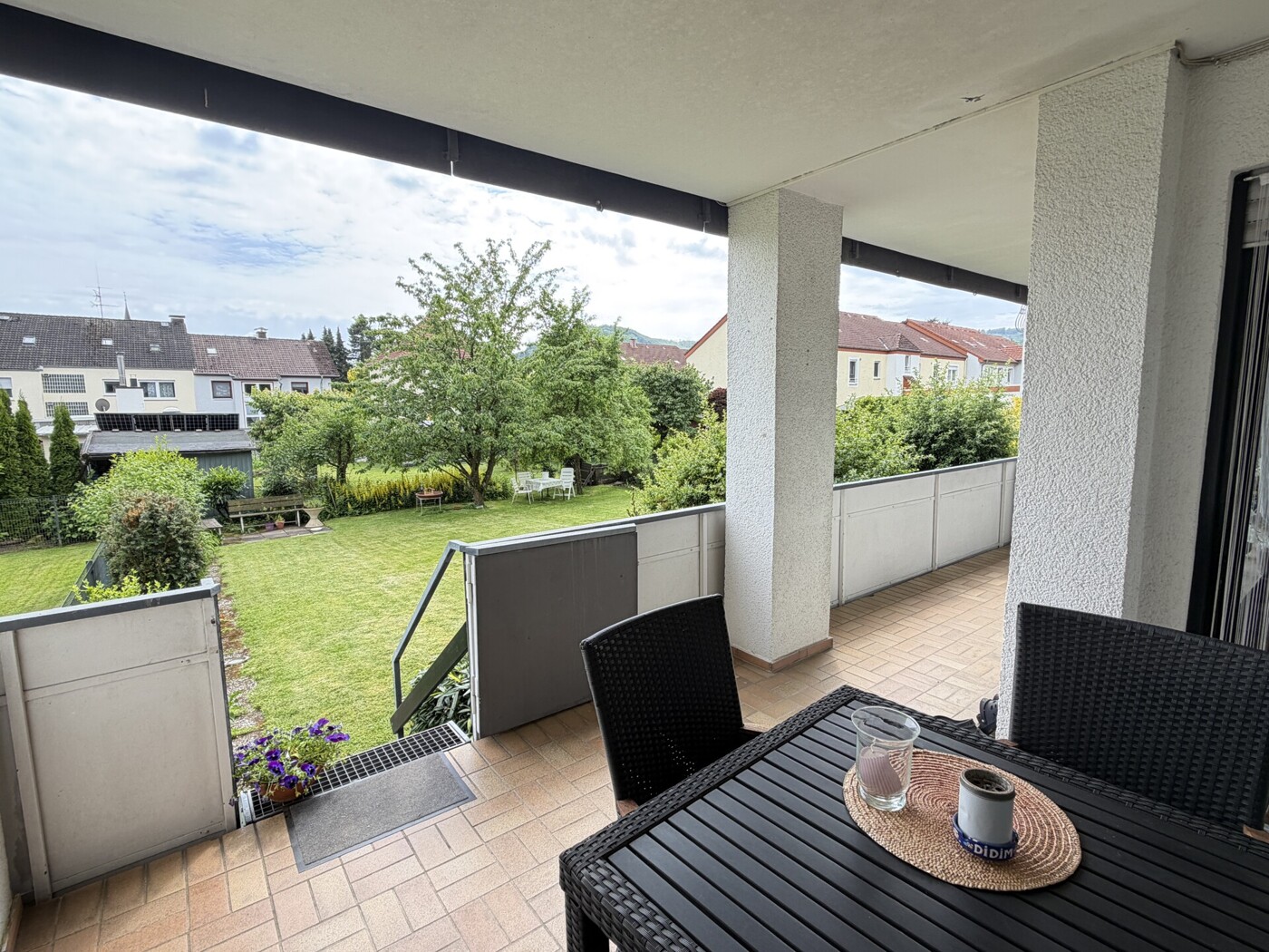 Terrasse mit Treppe zum Gemeinschaftsgarten