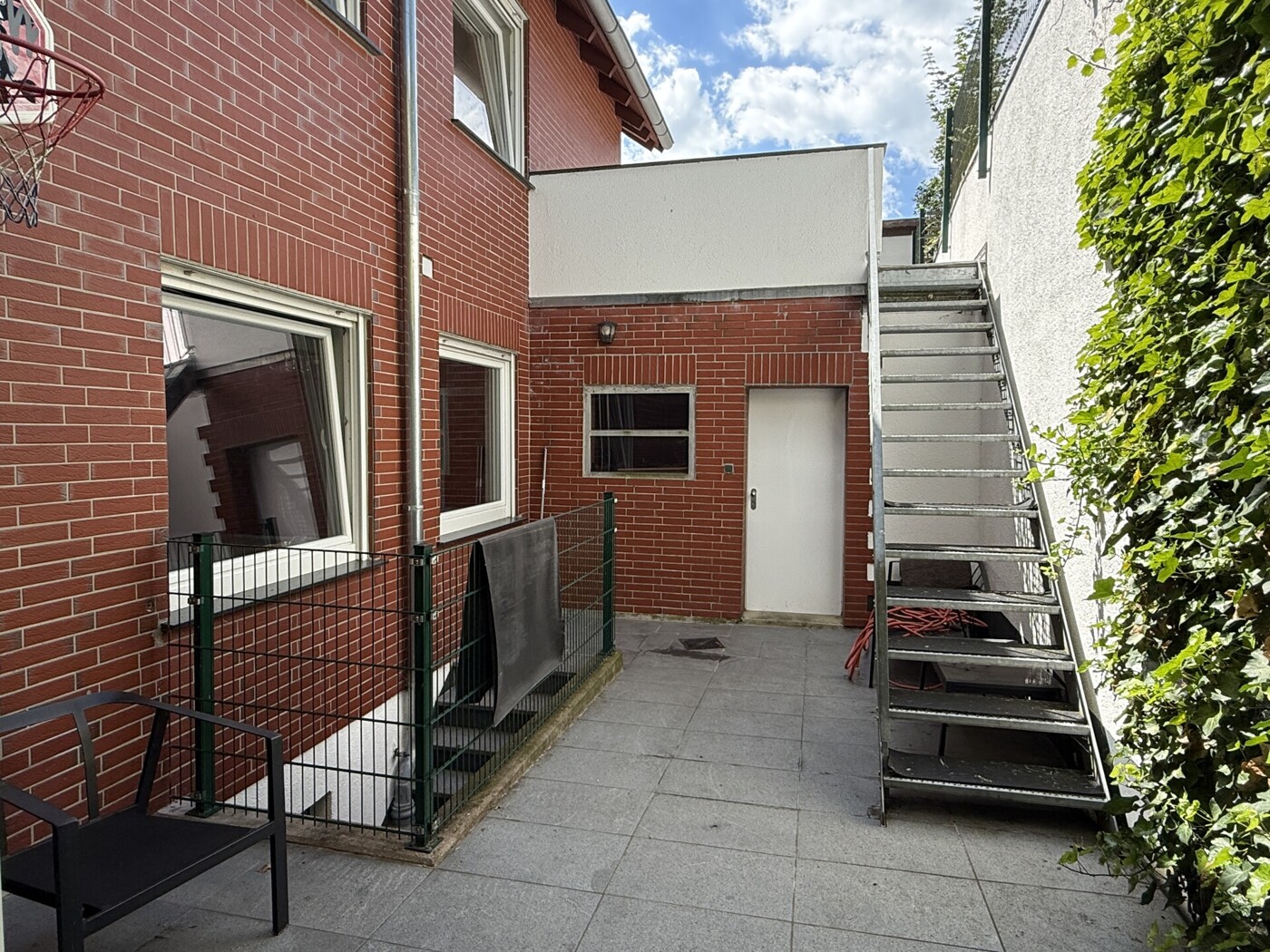 Innenhof mit Zugang zur Garage, Keller und zur Terrasse mit Garten