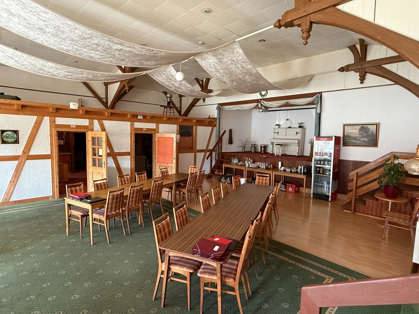 Saal mit Bühne und Leinwand für bis zu 100 Personen